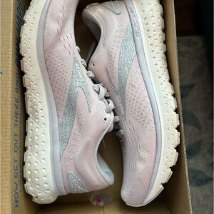 Women’s brooks 8.5 glycerin pink with silver